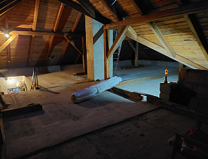 Zateplení stropu rodinného domu pomocí foukané izolace